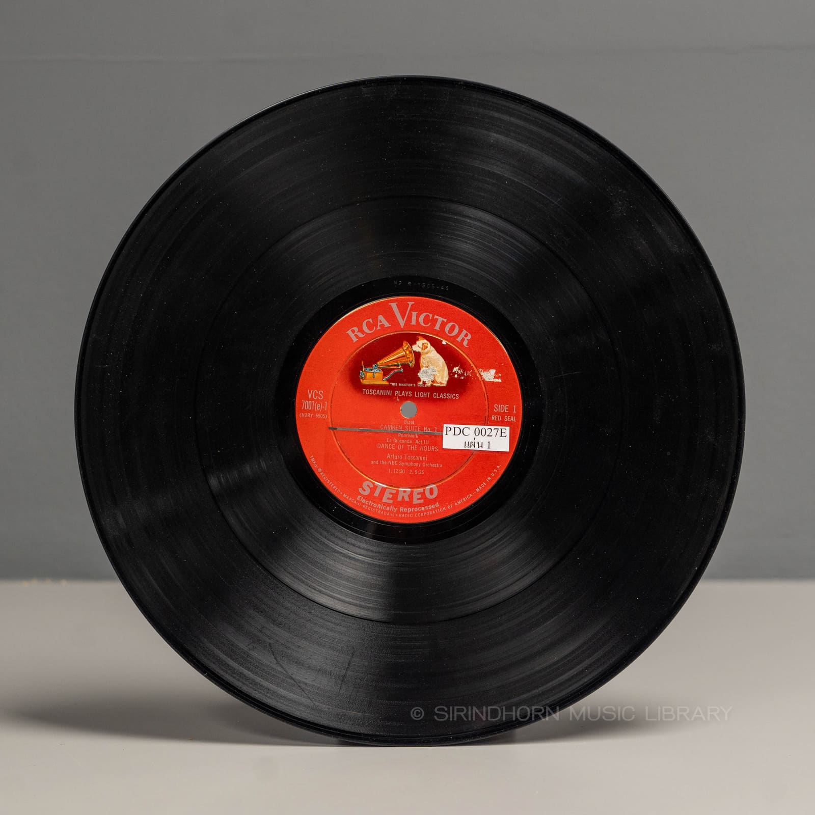 ป้ายแผ่นเสียง A — Toscanini plays light classics