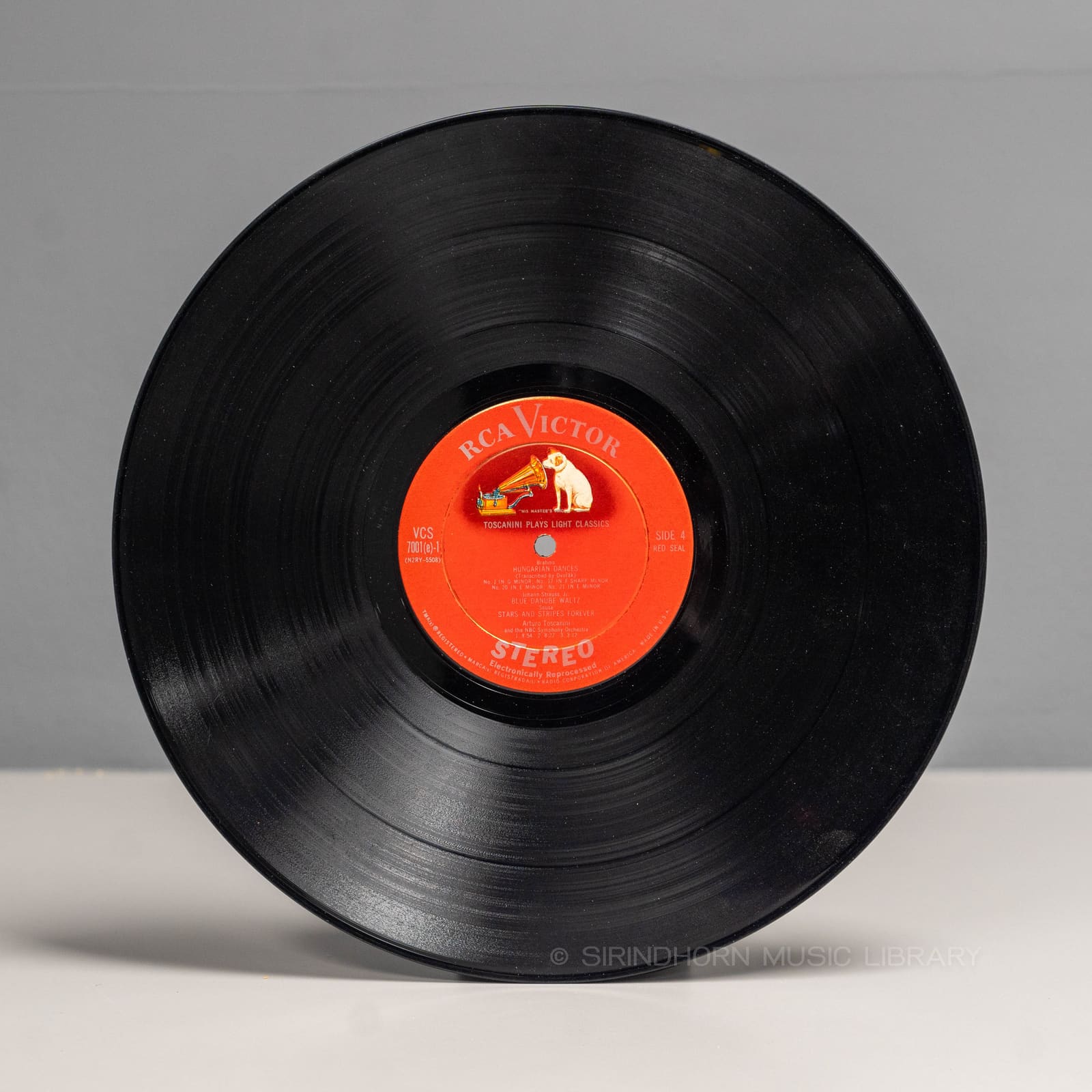 ป้ายแผ่นเสียง B — Toscanini plays light classics